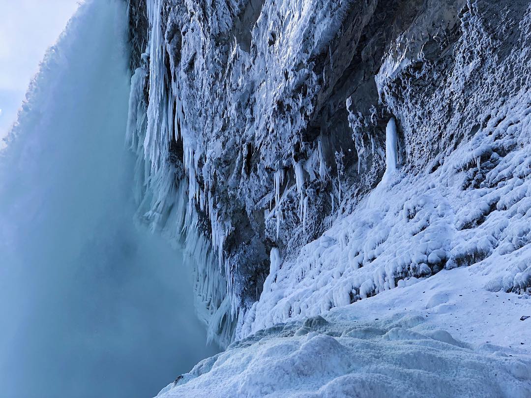 Сильные морозы сковали. Замерзший водопад фото. Замёрзший водопад Россия. Водопад Ниагара фото. В США из-за сильных Морозов частично замерз Ниагарский водопад.